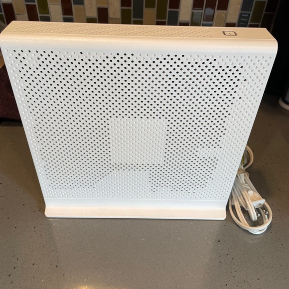 ARRIS Surfboard Internet, wifi and voice modem - Picture 7 of 10